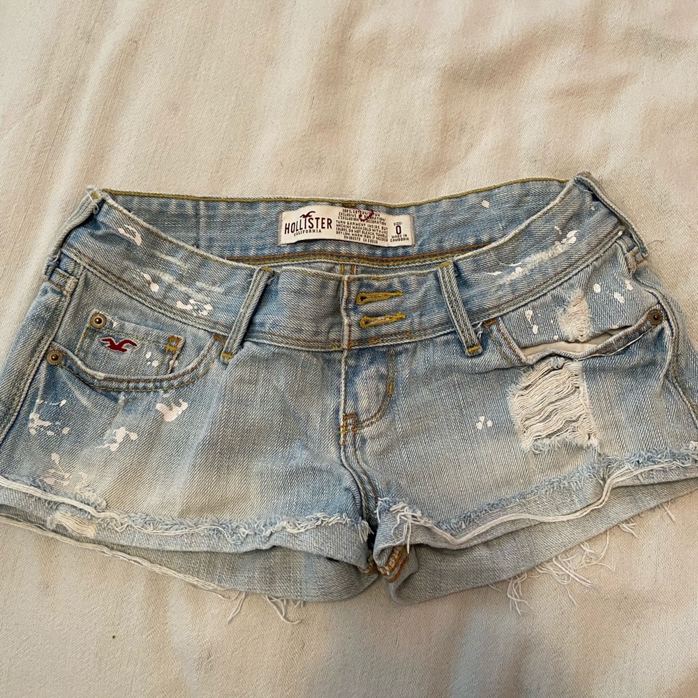 LIGHT WASH DESTROYED DENIM HOLLISTER SHORTS